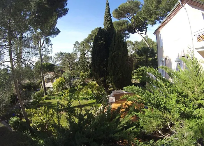 Rez-De-Chaussee Dans Grand Jardin Provencal, A La Villa Tatiana