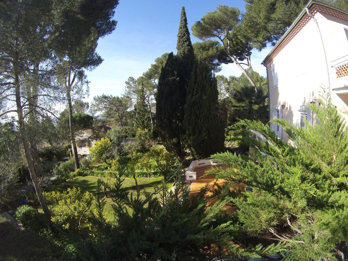 Rez-de-chaussee Dans Grand Jardin Provencal, A La Tatiana *